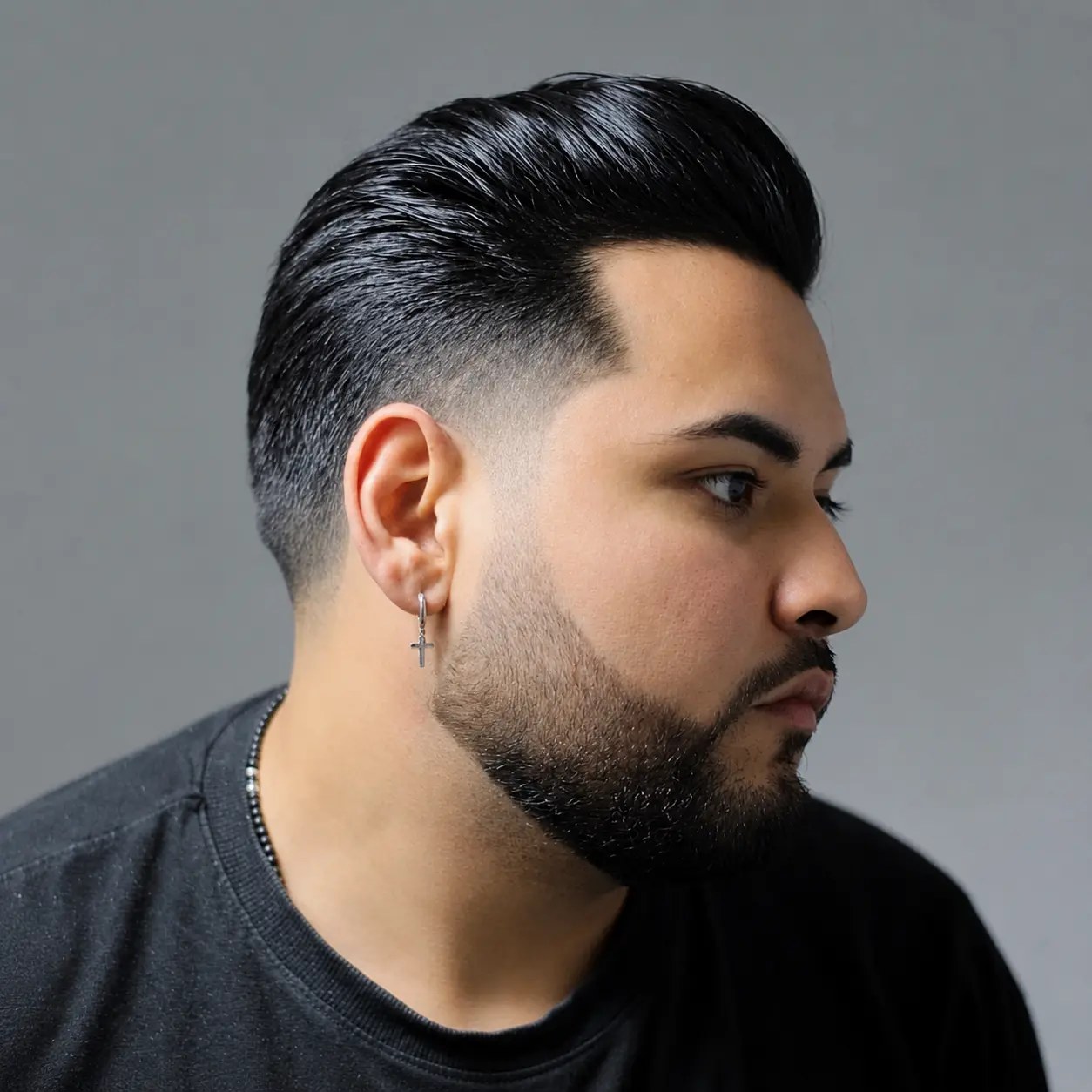 Capelli all'indietro con sfumatura e barba definita