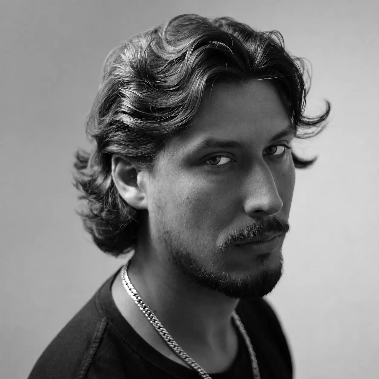 Taglio medio mosso con barba curata